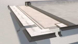 Systemowy profil okapowy tarasu z widoczną hydroizolacją i warstwami montażowymi, przedstawiający poprawne wykończenie krawędzi tarasu z płyt ceramicznych.