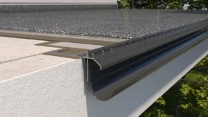 Krawędź balkonu z profilem okapowym i zintegrowaną rynną, widoczna warstwa hydroizolacji oraz posadzka żywiczna typu kamienny dywan.