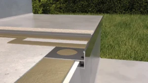 Przekrój stopnia tarasu pokazujący ułożenie warstw posadzki i elementów wykończeniowych w systemie tarasu wentylowanego.