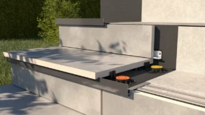 Płyty tarasowe montowane na wspornikach przy elewacji budynku, pokazujące stabilne podparcie i estetyczne wykończenie tarasu wentylowanego.