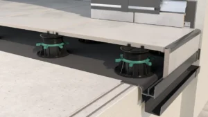 Widok krawędzi tarasu wentylowanego z płytami ceramicznymi na regulowanych wspornikach oraz aluminiowym profilu okapowym systemu W20R.