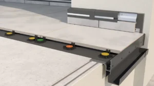 Profil okapowy aluminiowy w systemie tarasu wentylowanego, montaż płyt ceramicznych na wspornikach regulowanych przy krawędzi balkonu.