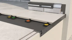 Widok krawędzi tarasu wentylowanego z płytami ceramicznymi osadzonymi na regulowanych wspornikach oraz aluminiowym profilu okapowym zapewniającym estetyczne i trwałe wykończenie.