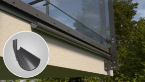Aluminiowa rynna systemu R50 zamontowana pod krawędzią balkonu z balustradą szklaną, zapewniająca skuteczne odprowadzanie wody opadowej.