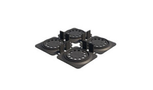 Zestaw czterech niskoprofilowych wsporników tarasowych osadzonych na wspólnej podstawie, przeznaczony do stabilnego montażu płyt w tarasach wentylowanych.